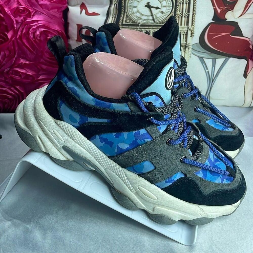 (H6) Javi Women's Blue and Black Slippers Size 9.